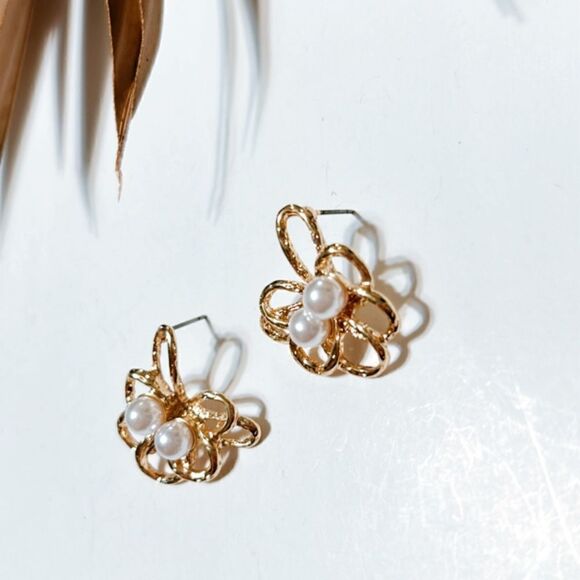 pearl stud earrings H147 - Picture 2 of 3